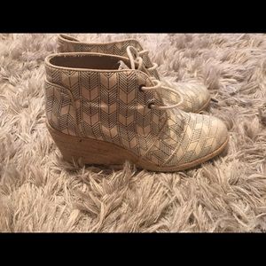 Toms blue and white wedged shoe